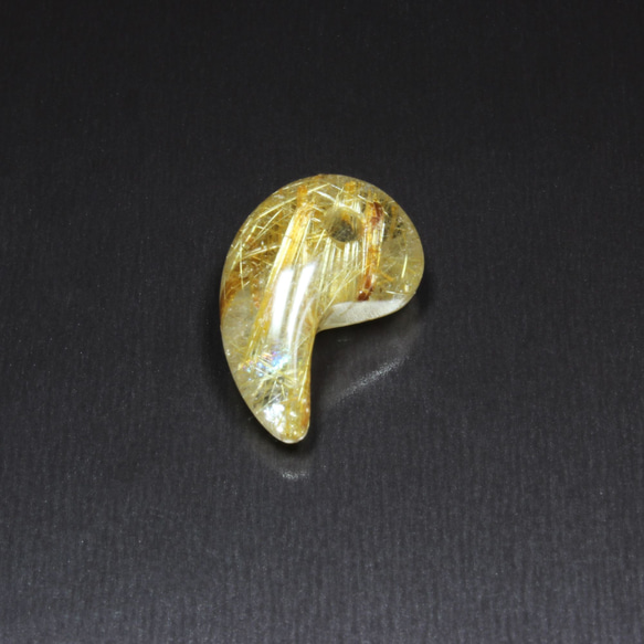【珍しいカラー】一点物 ゴールドタイガー ミックスルチルクォーツ 勾玉 Ｍｒ１２２ 虹入り水晶のお守り天然石 ギフト 19枚目の画像