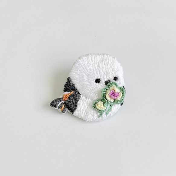 刺繍ブローチ【まんまるシマエナガと葉牡丹】 4枚目の画像