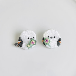 刺繍ブローチ【まんまるシマエナガと葉牡丹】 2枚目の画像