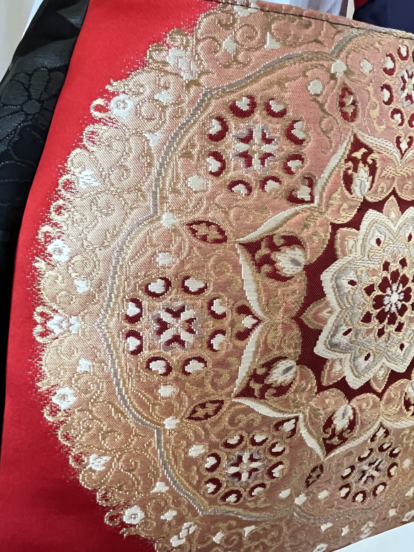着物　帯 リメイク  ショルダー バッグ  赤×黒　丸紋柄　金　刺繍 4枚目の画像
