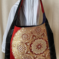 着物　帯 リメイク  ショルダー バッグ  赤×黒　丸紋柄　金　刺繍 1枚目の画像