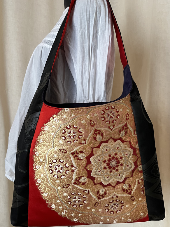 着物　帯 リメイク  ショルダー バッグ  赤×黒　丸紋柄　金　刺繍 1枚目の画像