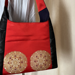 着物　帯 リメイク  ショルダー バッグ  赤×黒　丸紋柄　金　刺繍 2枚目の画像