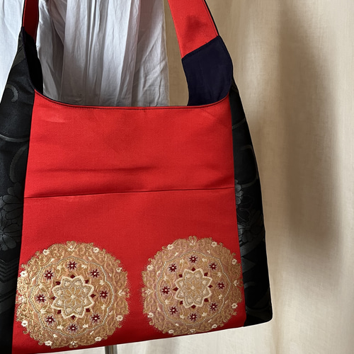 着物 帯 リメイク ショルダー バッグ 赤×黒 丸紋柄 金 刺繍