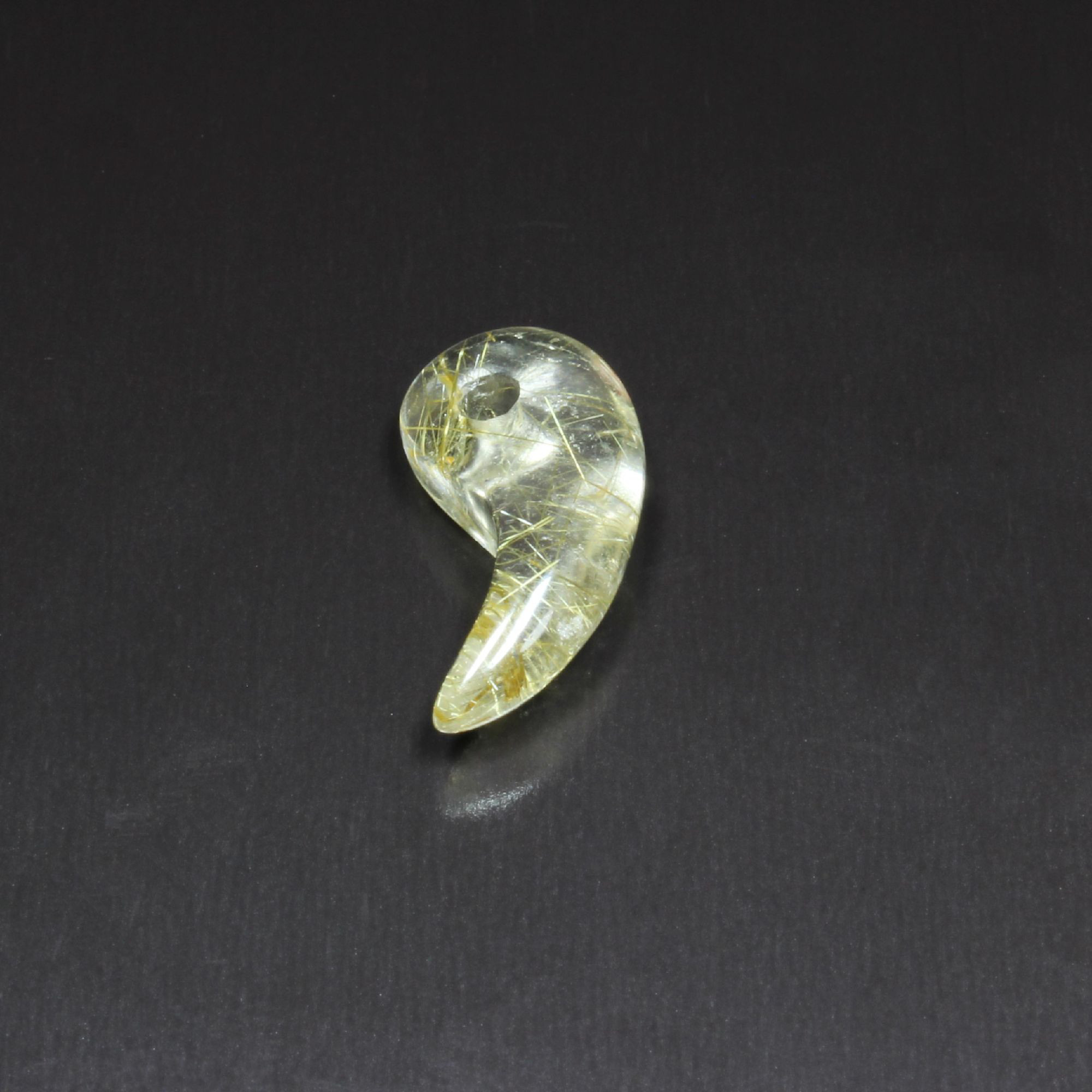 【抜群の透明感】一点物 ゴールドルチルクォーツ 勾玉 Ｍｒ１２３ 水晶のお守り天然石 プレゼント 贈り物 お中元 ギフト