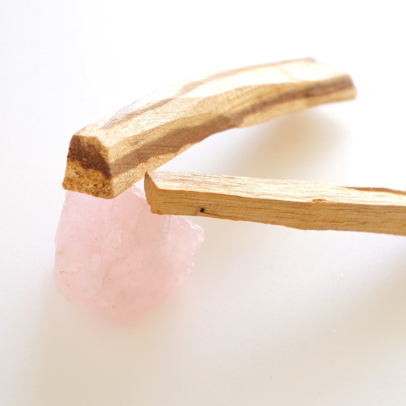 ＜馨る森の息吹＞ ペルー産パロサントスティック＆ローズクォーツ（ラフロック）＆芳香ミストセット 2枚目の画像