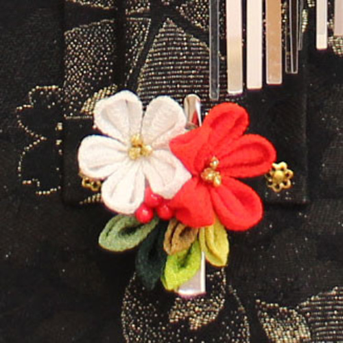 金襴や縮緬を使用した、つまみ細工の簪羽子板 ゴージャス 黒桜スタンド