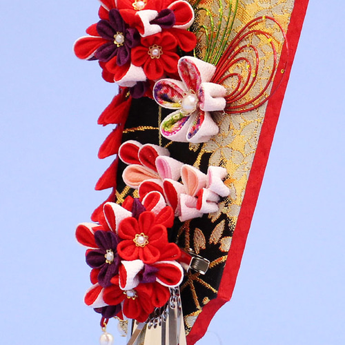 金襴や縮緬を使用した、つまみ細工の簪羽子板 ゴージャス 黒桜