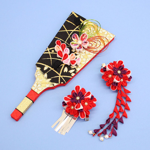 金襴や縮緬を使用した、つまみ細工の簪羽子板 ゴージャス 黒桜スタンド