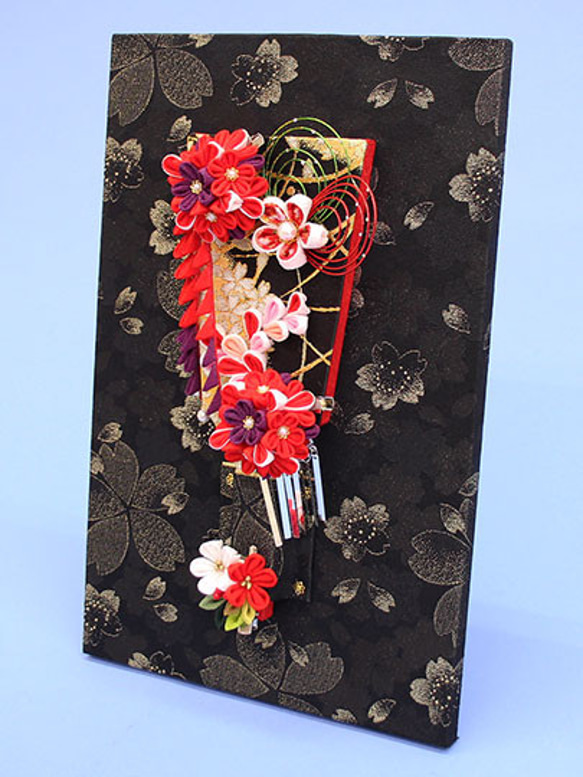 金襴や縮緬を使用した、つまみ細工の簪羽子板　ゴージャス　黒桜スタンド付き壁掛け　　 2枚目の画像