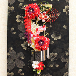 金襴や縮緬を使用した、つまみ細工の簪羽子板　ゴージャス　黒桜スタンド付き壁掛け　　 1枚目の画像