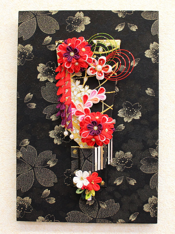 金襴や縮緬を使用した、つまみ細工の簪羽子板　ゴージャス　黒桜スタンド付き壁掛け　　 1枚目の画像