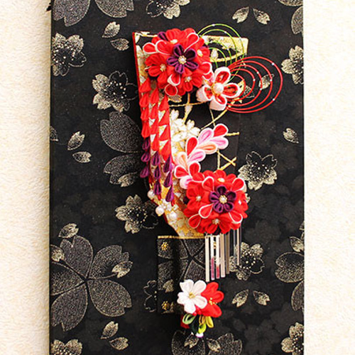 金襴や縮緬を使用した、つまみ細工の簪羽子板 ゴージャス 黒桜スタンド