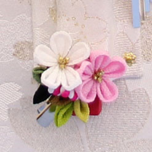 金襴や縮緬を使用した、つまみ細工の簪羽子板 ナチュラル 白桜