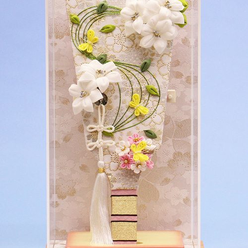 金襴や縮緬を使用した、つまみ細工の簪羽子板 Lily-wh 白桜
