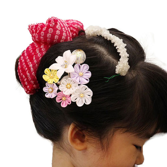 金襴や縮緬を使用した、つまみ細工の簪羽子板　Flor　白桜アクリルケース飾り 