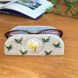 　再販　ビオラ刺繍　ナチュラルで　おしゃれメガネスタンド　メガネケース　眼鏡置き　 1枚目の画像