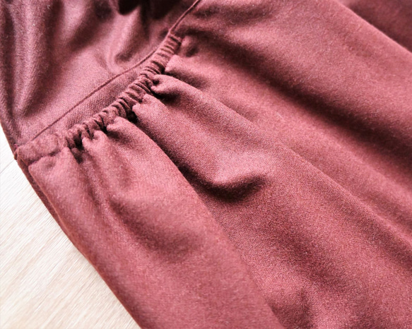 ギャザーポケットのウールスカート：ボルドーブラウン 7枚目の画像