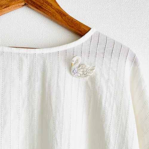 スワンの刺繍ブローチ＊白鳥 ブローチ capriccio 通販 16848807