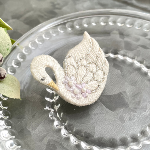 スワンの刺繍ブローチ＊白鳥 ブローチ capriccio 通販 16848807