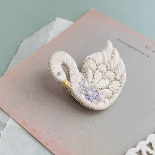 スワンの刺繍ブローチ＊白鳥 ブローチ capriccio 通販 16848807