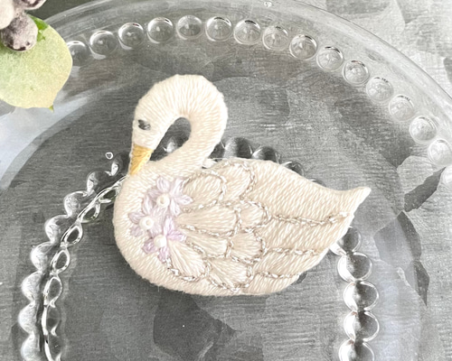 スワンの刺繍ブローチ＊白鳥 ブローチ capriccio 通販 16848807