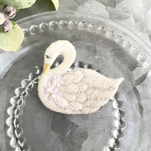 スワンの刺繍ブローチ＊白鳥 ブローチ capriccio 通販 16848807