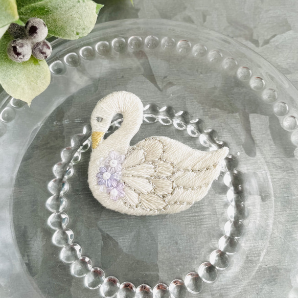 スワンの刺繍ブローチ＊白鳥 ブローチ capriccio 通販 16848807