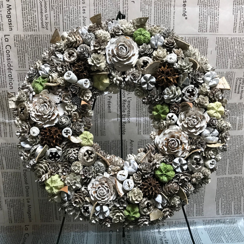 送料無料）北欧の森の ホワイトクリスマスリース 30cm（1点限定