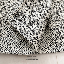 義大利製造時尚竹纖維花呢 100% 棉白色 x 黑色中厚大號披肩 第3張的照片