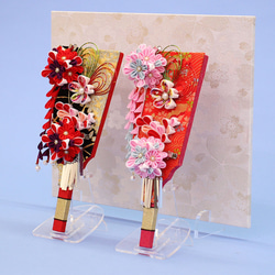 金襴や縮緬を使用した、姉妹で飾るつまみ細工の簪羽子板 白桜