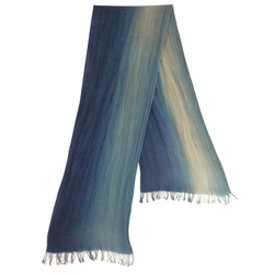 赤塔棉雙層紗布大披肩，植物染色，靛藍和柿單寧漸變，打造無性別外觀 第4張的照片