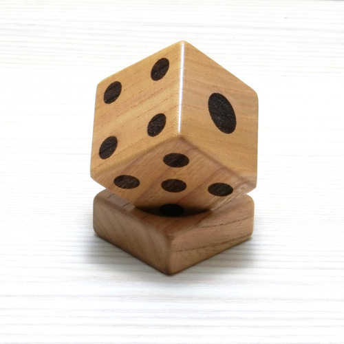 欅（ケヤキ）のサイコロ 5cm角 立体・オブジェ 内海木工所 通販