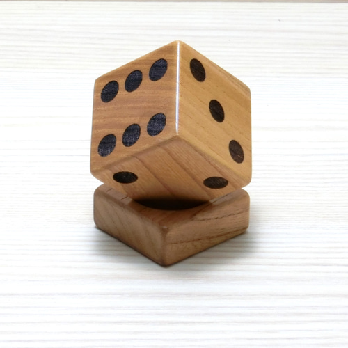 5欅ケヤキ　1/2721時¥7000へ金額訂正 欅（ケヤキ）のサイコロ 5cm角 立体・オブジェ 内海木工所 通販