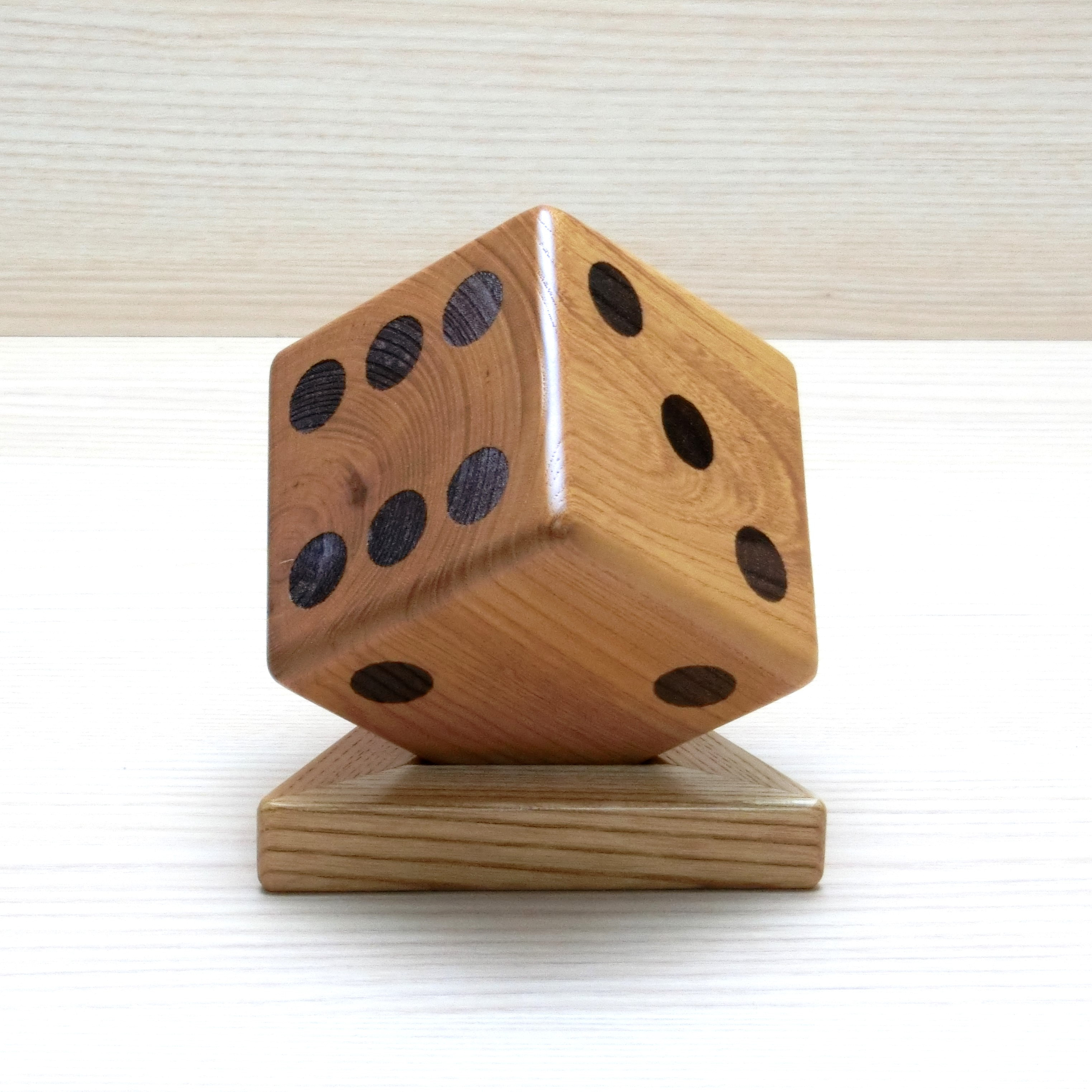 欅（ケヤキ）のサイコロ　8cm角