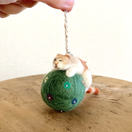 玉乗り猫のクリスマスオーナメント/猫/クリスマス飾り/羊毛フェルト