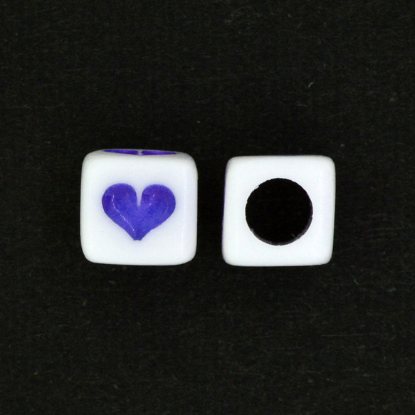 レタービーズ 白地にパープルハート 紫色 ６ｍｍキューブ プラビーズ ５コ売り SB1-PURPLE 1枚目の画像