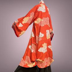 アンティーク 着物ガウン レトロ 着物リメイク 和装コート 和柄 ロング 和モード 男女兼用 赤花 N51104 8枚目の画像