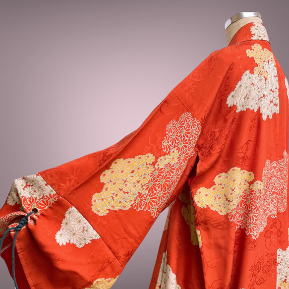 アンティーク 着物ガウン レトロ 着物リメイク 和装コート 和柄 ロング 和モード 男女兼用 赤花 N51104 11枚目の画像