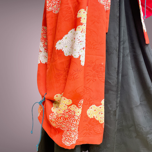 アンティーク 着物ガウン レトロ 着物リメイク 和装コート 和柄 ロング 和モード 男女兼用 赤花 N51104 9枚目の画像