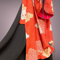 アンティーク 着物ガウン レトロ 着物リメイク 和装コート 和柄 ロング 和モード 男女兼用 赤花 N51104 5枚目の画像