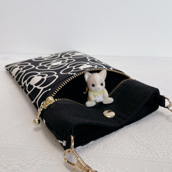 スマホショルダー/カメリア×ブラック/スマホポシェット スマホポーチ/ショルダー長さ調整可◎合皮/ギフト 親子双子コーデ 6枚目の画像