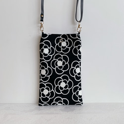 スマホショルダー/カメリア×ブラック/スマホポシェット スマホポーチ/ショルダー長さ調整可◎合皮/ギフト 親子双子コーデ 3枚目の画像