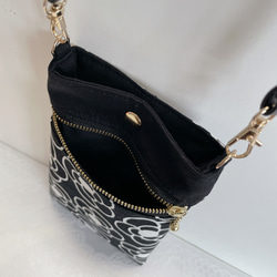 スマホショルダー/カメリア×ブラック/スマホポシェット スマホポーチ/ショルダー長さ調整可◎合皮/ギフト 親子双子コーデ 5枚目の画像