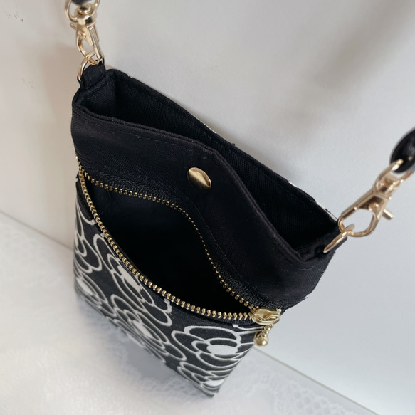 スマホショルダー/カメリア×ブラック/スマホポシェット スマホポーチ/ショルダー長さ調整可◎合皮/ギフト 親子双子コーデ 5枚目の画像