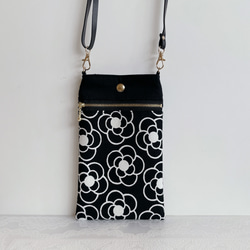 スマホショルダー/カメリア×ブラック/スマホポシェット スマホポーチ/ショルダー長さ調整可◎合皮/ギフト 親子双子コーデ 2枚目の画像