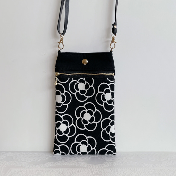 スマホショルダー/カメリア×ブラック/スマホポシェット スマホポーチ/ショルダー長さ調整可◎合皮/ギフト 親子双子コーデ 2枚目の画像