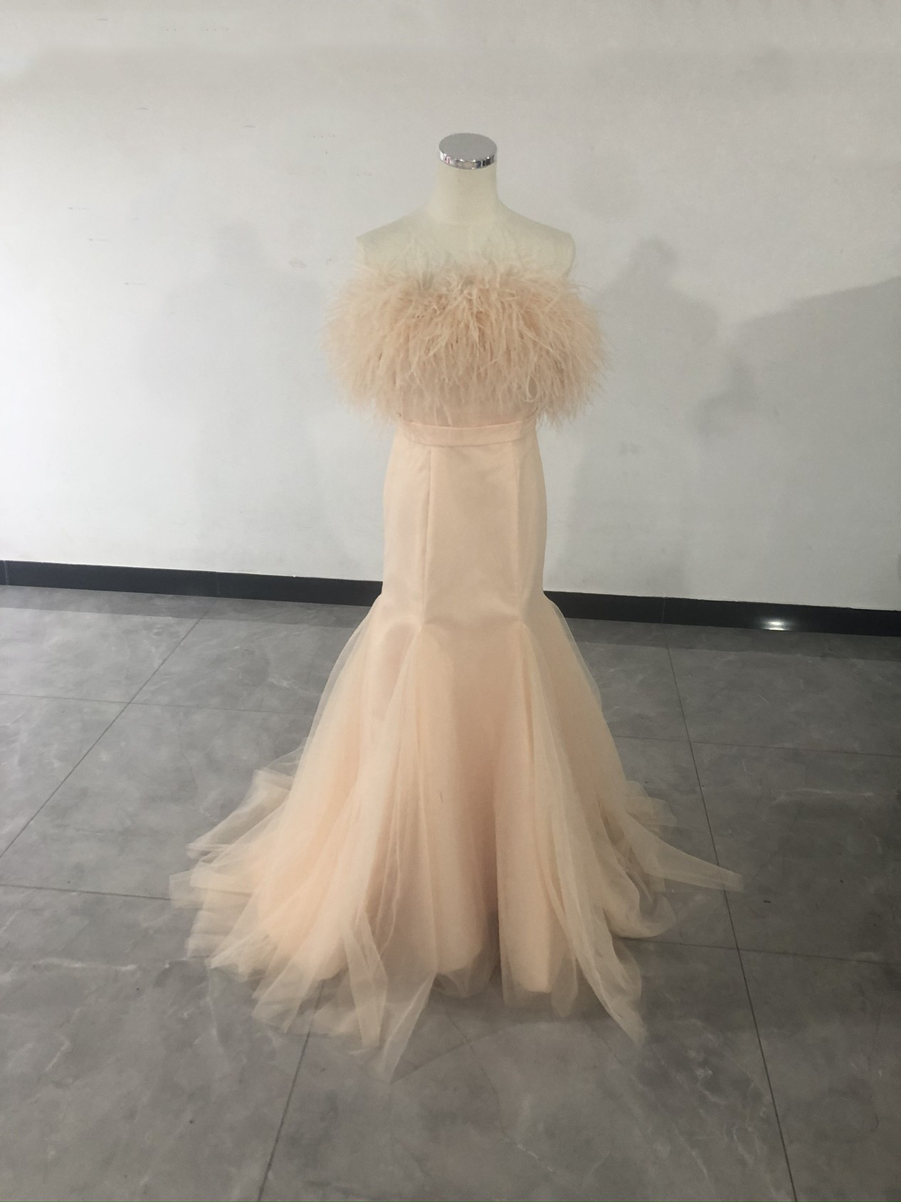 送料無料！人気上昇！カラードレス 羽フェザーマーメイド 玉ピンク パーティー/結婚式/披露宴