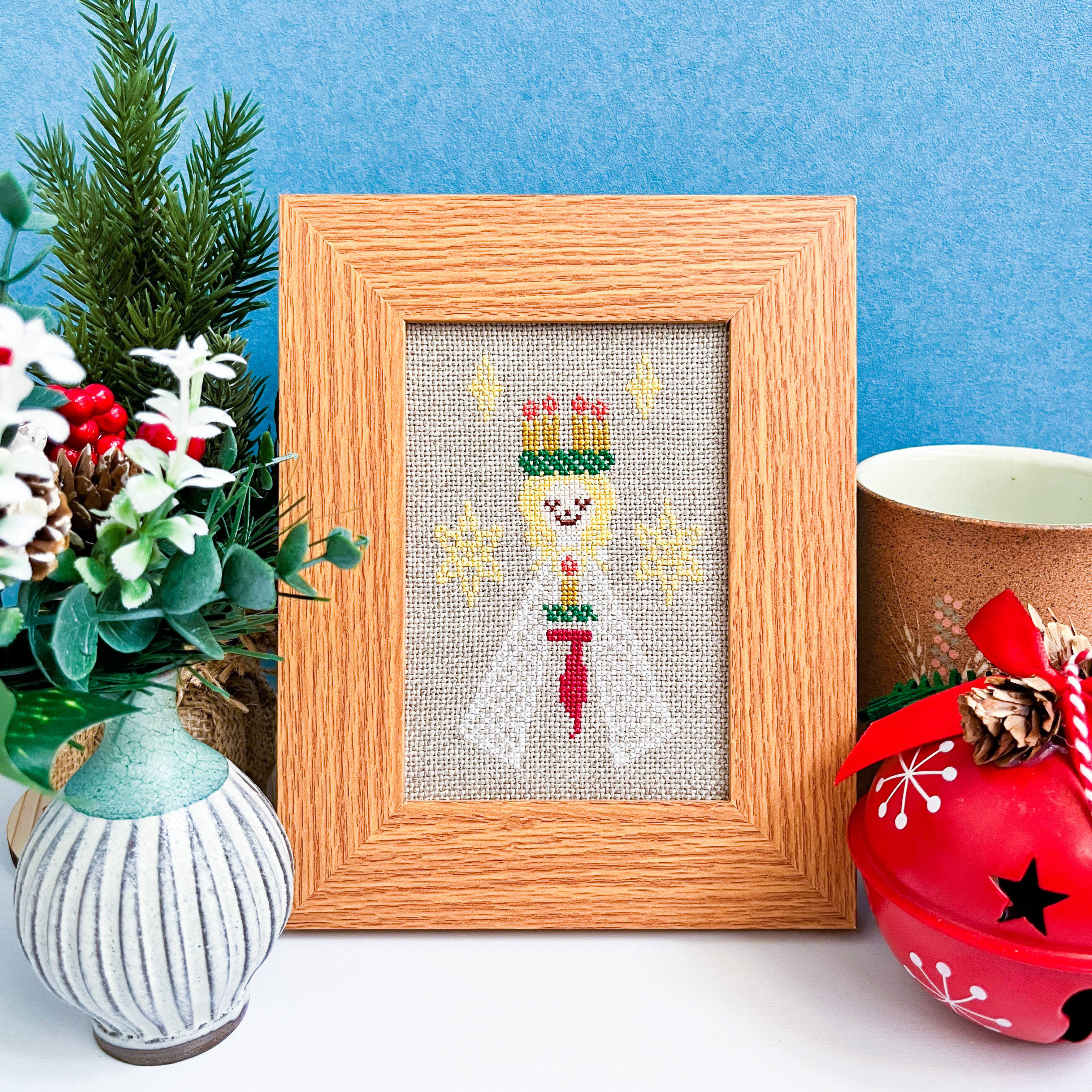 聖ルシア祭 ルシアの少女 北欧クリスマス刺繍フレーム【フレーム付き】  ファブリックパネル フォトフレーム インテリア