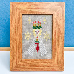 聖ルシア祭 ルシアの少女 北欧クリスマス刺繍フレーム【フレーム付き】  ファブリックパネル フォトフレーム インテリア 4枚目の画像